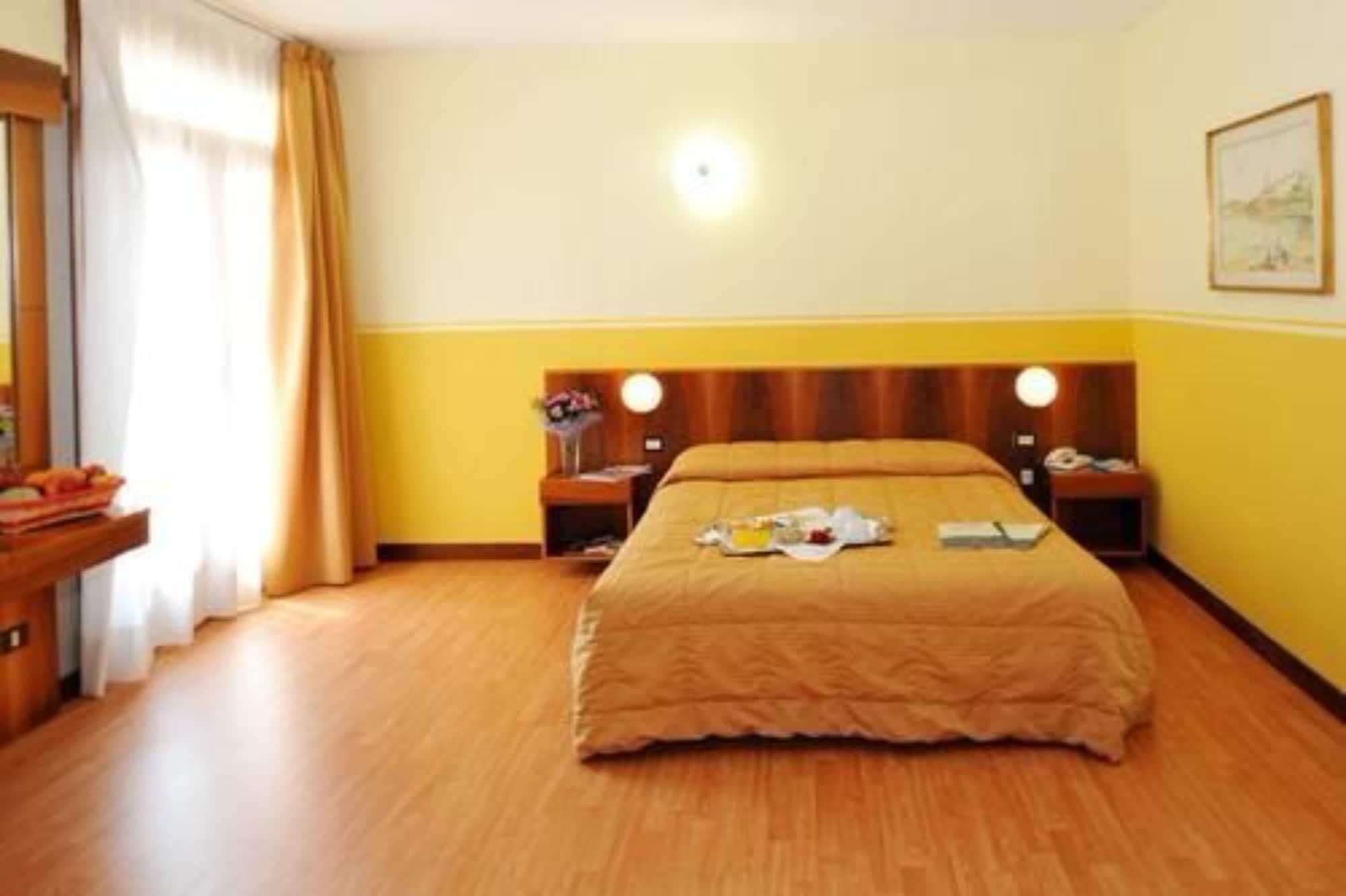 Park Hotel Jolanda Сан-Дзено-ді-Монтанья Екстер'єр фото