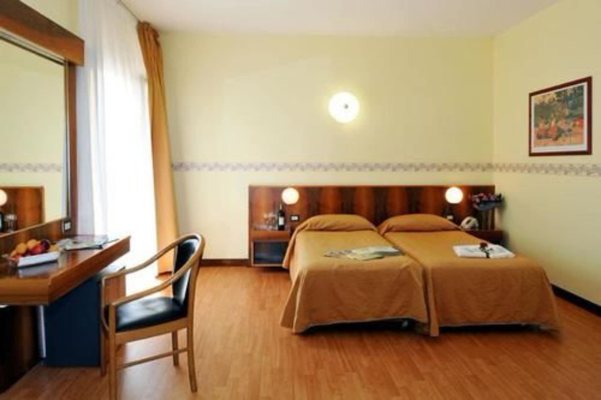 Park Hotel Jolanda Сан-Дзено-ді-Монтанья Екстер'єр фото