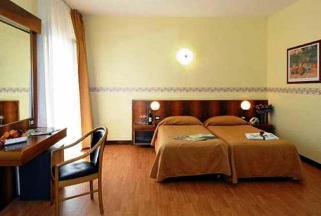 Park Hotel Jolanda Сан-Дзено-ді-Монтанья Екстер'єр фото